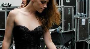 Com calça transparente, Kristen Stewart vê desfile em Paris