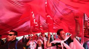 Manifestantes protestam em meio a peregrinos em Copacabana