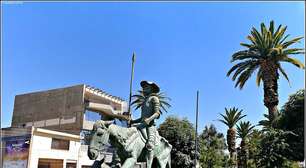 Dom Quixote e João Paulo II desfilam pelas ruas de Torreón