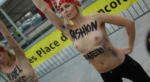 Feministas protestam durante semana de moda de Paris