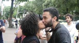 Modelos oferecem beijos grátis no Rio e dividem opiniões