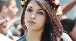 No Planeta Terra, fãs recebem Lana Del Rey com flores no cabelo