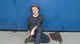 Vocalista do Travis descansa no chão após show enérgico