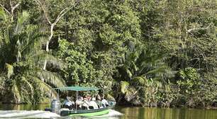 Barco faz passeio por santuário ecológico no Canal do Panamá