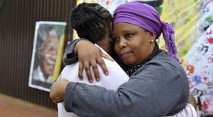 Com flores e homenagens emocionadas, Soweto agradece a Mandela