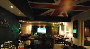 Reforma em residência mistura pub inglês com clima de praia