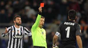 Buffon é expulso, mas líder Juventus arranca empate com Lazio
