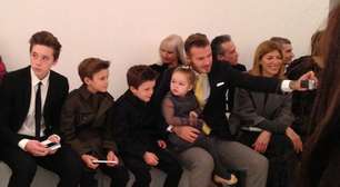 Ao lado dos filhos, David Beckham prestigia desfile de Victoria em NY