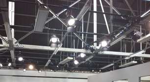 Modelo tira sapato durante desfile de brasileira em Londres