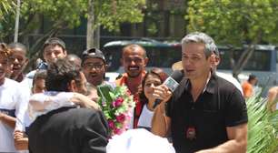 Otaviano Costa chama atenção durante gravação no Rio