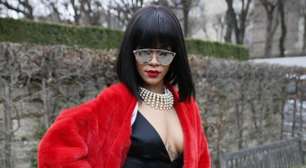 Com look chamativo, Rihanna se destaca em semana de Paris