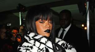 Paris: Rihanna usa blusa transparente e deixa seio à mostra