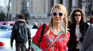 Blogueira ironiza público 'fantasiado' em frente a desfile