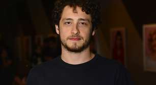 'Ex Open English', ator faz extra como garçom no SPFW