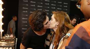 Fiuk e Sophia Abrahão trocam beijos em bastidores de desfile