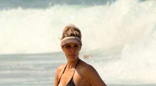 Antes de desfile, Fernanda Lima curte praia com filhos