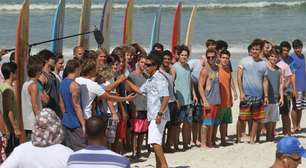 Zeca Camargo busca novo talento em gravação em praia do Rio