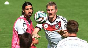 Schweinsteiger e Khedira voltam aos treinos na seleção alemã