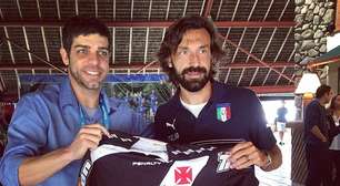 Juninho visita Pirlo e oferece camisa do Vasco a italiano