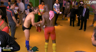 Ex-colegas, croata e camaronês trocam shorts no vestiário