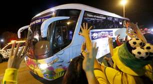 Seleção chega ao DF com festa e pouco contato visual