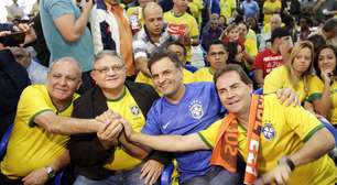 Aécio e Campos torcem pelo Brasil entre aliados e familiares