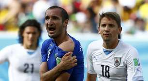 Itália x Uruguai tem catimba, faltas e mordida de Suárez