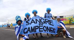 Com faixas, chapéus e pinturas, torcedores apoiam Uruguai