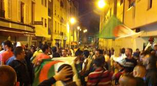 Argelinos tomam conta de Paris e festejam mais que franceses