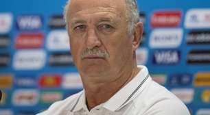 Felipão releva cobranças e cogita mudar esquema nas quartas