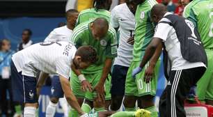 Nigeriano tem pé engessado após sofrer falta dura de francês