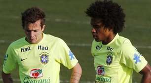 Bernard joga, e Felipão mantém esquema da Seleção