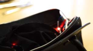 Bolsa trava e alerta mulher para evitar excesso de gastos