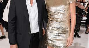 Charlize Theron usa vestido curto e dourado em Paris