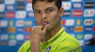 Thiago Silva chama de covarde joelhada de Zuñiga em Neymar