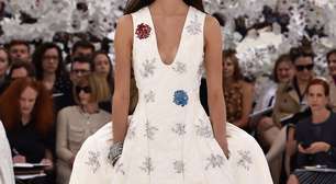 Dior desfila vestidos com recortes marcados em Paris