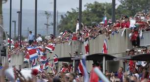 Invictos, jogadores da Costa Rica são recebidos por 200 mil