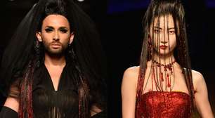 Jean Paul Gaultier mostra drag barbuda e seio de fora