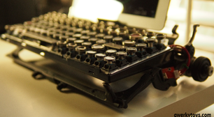 Teclado de máquina de escrever leva antiguidade a tablets