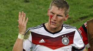 Schweinsteiger sangra, rege Alemanha e conquista o mundo