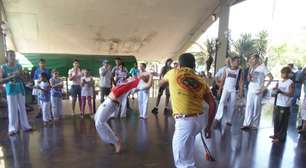 Capoeirista e perna de pau 'traem' campanha de Aécio