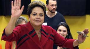 Após votar, Dilma Rousseff brinca com o neto em Porto Alegre