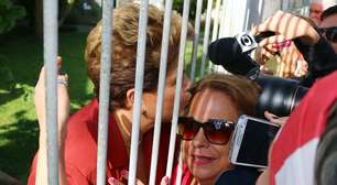 Dilma aguarda apuração em Brasília ao lado de filha e neto