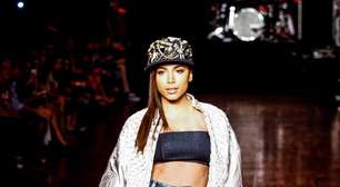 SPFW: com barriga à mostra, Anitta desfila para a Coca-Cola