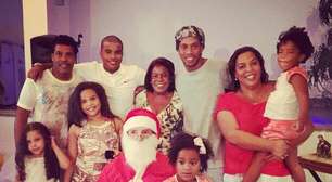 "Desaparecido", Ronaldinho posta fotos com família no Natal