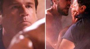 'Império': Felipe ameaça Enrico no chuveiro e o deixa nu