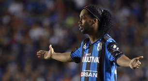Ronaldinho reclama de substituição e "movimenta" Querétaro
