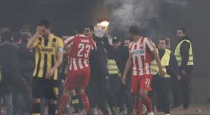 Jogo entre AEK e Olympiacos é suspenso após invasão de campo