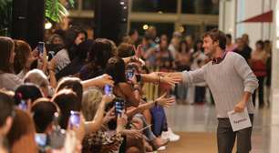 Kayky Brito é agarrado por fãs em evento no interior de SP