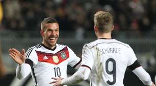 Hoje tem selfie! Podolski marca e evita derrota da Alemanha